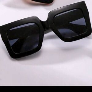 Black Retro Thick Frame Sunglasses NEW 🏷️